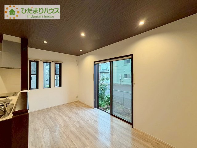 【居間・リビング】 | 結城市みどり町2丁目　中古戸建 | 家族が自然と集まる使いやすいLDK。シャッター装備で防犯面も〇