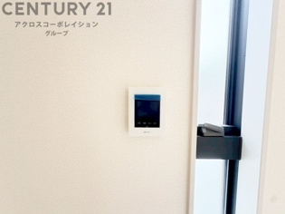 訪問者が来たときにテレビ画面で確認できるため、安心してドアを開けられます。録画機能があるものもあり、留守中に来訪者を記録しておくことができます。利便性が高く、セキュリティ面でも安心です。