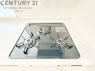 多数の調理器具を同時に使用でき、料理の効率化が可能。省エネで節約になり、様々な料理スタイルに適応できます。また、火力調整が独立しており、手入れや掃除もしやすく、今よりもっとお料理が楽しくなるかも。