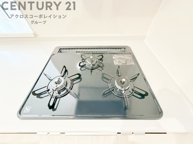 多数の調理器具を同時に使用でき、料理の効率化が可能。省エネで節約になり、様々な料理スタイルに適応できます。また、火力調整が独立しており、手入れや掃除もしやすく、今よりもっとお料理が楽しくなるかも。