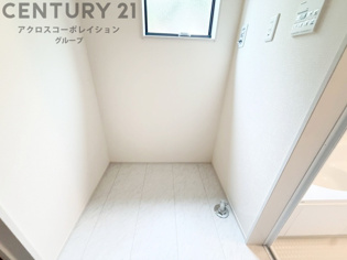 洗濯物の仕分け作業がしやすく、整理整頓が容易になります。洗濯音や湿気を他の部屋に持ち込まず、生活環境を快適に保ちます。上部を活用すれば収納スペースを確保でき洗剤や洗濯用品の整理もしやすくなります。