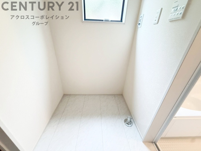洗濯物の仕分け作業がしやすく、整理整頓が容易になります。洗濯音や湿気を他の部屋に持ち込まず、生活環境を快適に保ちます。上部を活用すれば収納スペースを確保でき洗剤や洗濯用品の整理もしやすくなります。