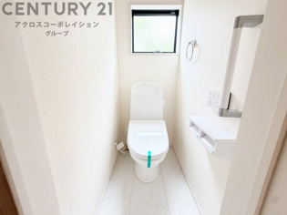 温水洗浄便座付トイレは温水洗浄機能により、暖かい水でおしりを洗浄することができ、冷たい水を使う従来の便座に比べ、温水洗浄機能で暖かいトイレを提供し、快適な使用を可能にします。
