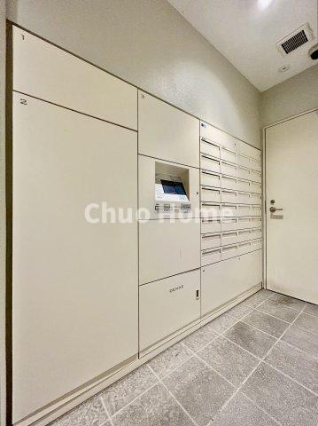 アトラス日暮里マスターコートの設備|【宅配ボックス】在宅時・不在時に関わらず、居住者の代わりに非対面で宅配物を受け取ってくれる便利な設備です。わかりやすくご説明致しますので見学時にはお部屋だけではなく共用部分もぜひチェックしてください。