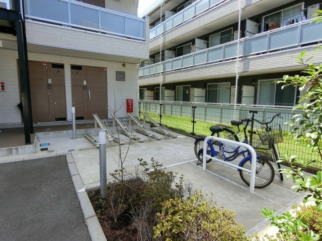 鎌倉市小袋谷１丁目の賃貸マンションのエントランス