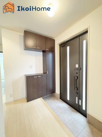 明石市松が丘1丁目　中古戸建の玄関|【ホームページに現地動画掲載中】●年中無休：当日予約可●コの字型の大型靴箱がございます！