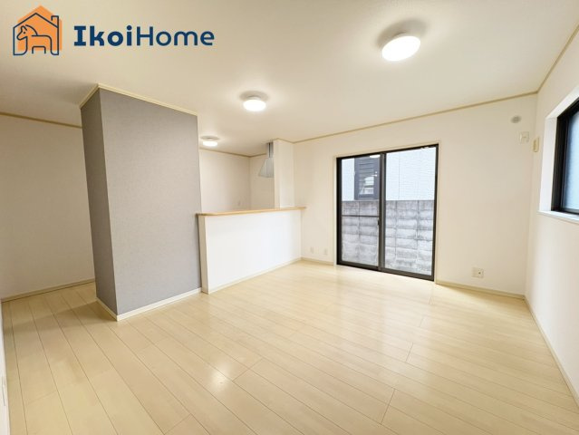 明石市松が丘1丁目　中古戸建の居間・リビング|【ホームページに現地動画掲載中】●年中無休：当日予約可●1階のLDK約14帖です。カウンターキッチン