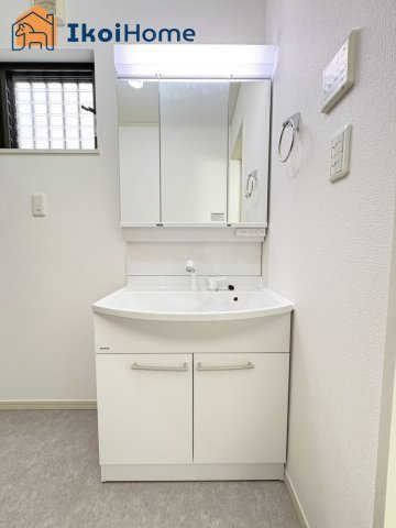 明石市松が丘1丁目　中古戸建の洗面所|【ホームページに現地動画掲載中】●年中無休：当日予約可●洗面台はお化粧をする時に便利な３面鏡。