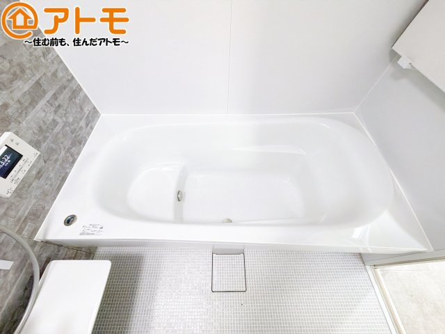【浴室】 | 駿河区有明町4期　新築戸建　2号地 | お子様やお年寄りが使いやすいだけでなく、半身浴にも便利なベンチタイプの湯舟です。お湯の節約にも！