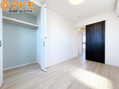 【寝室】 | 駿河区有明町4期　新築戸建　2号地 | 収納スペースもしっかり確保したお部屋は、収納家具の数も減らせるのでお部屋を広く使えます！