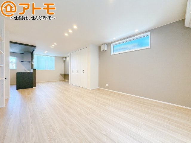 【居間・リビング】 | 駿河区有明町4期　新築戸建　2号地 | 家族団らんのイメージは、リビングを思い浮かべませんか？リビングこそ広々としたお部屋が良いですね♪