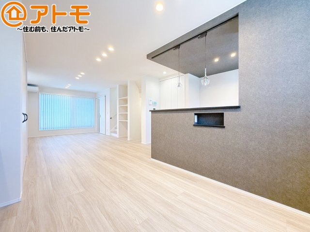 【居間・リビング】 | 駿河区有明町4期　新築戸建　2号地 | 日当たりのよいリビングは、一年を通してぽかぽかとしています。家族が自然と集まる空間になりそうですね♪