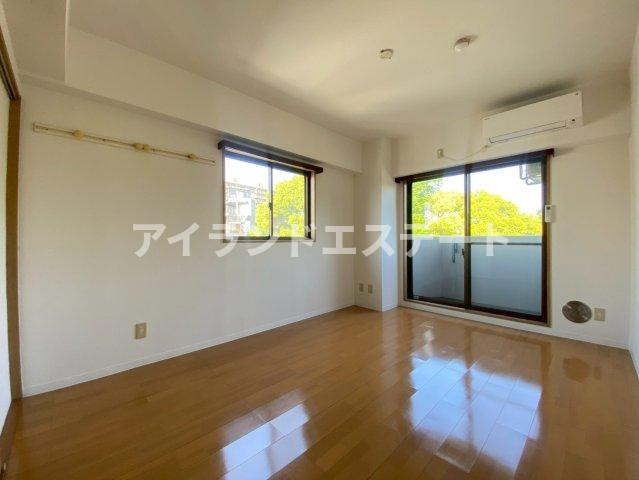 プチプルハイム駒沢　バストイレ別　角部屋　駒沢公園至近の居間・リビング