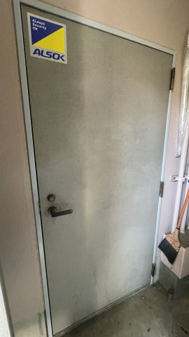 エムアイビル店舗事務所の玄関|裏口です