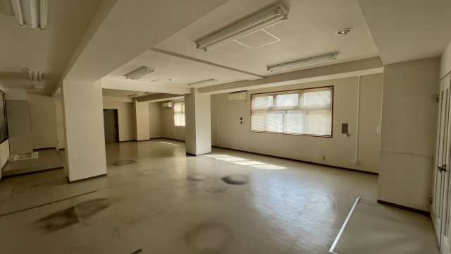 エムアイビル店舗事務所の内装