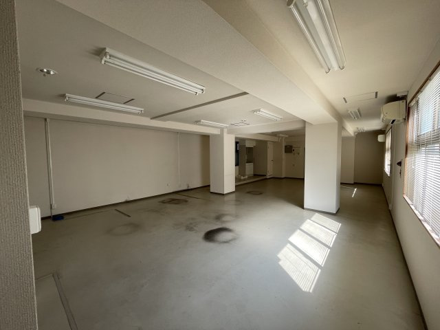 エムアイビル店舗事務所の内装