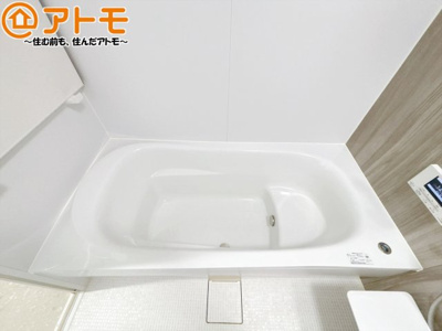 【浴室】 | 駿河区有明町5期　新築戸建　全1棟 | お子様やお年寄りが使いやすいだけでなく、半身浴にも便利なベンチタイプの湯舟です。お湯の節約にも！
