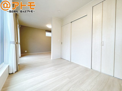 【寝室】 | 駿河区有明町5期　新築戸建　全1棟 | アクセントクロスが印象的なお部屋です。お気に入りの家具に囲まれてゆったり過ごしたいですね♪