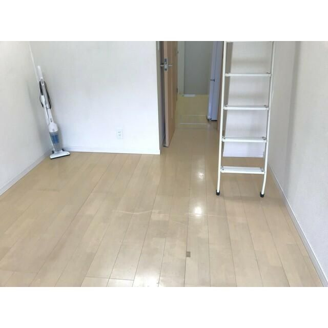 横須賀市船越町２丁目のアパートの居間・リビング