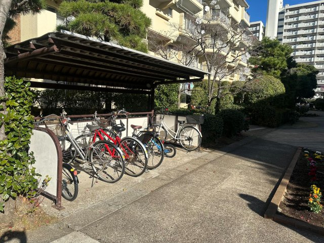 ■駐輪場完備で便利な日常
敷地内に駐輪場が完備されており、愛車を安全に保管できます。自転車でのお出かけも快適に、日常的に便利に利用できます。