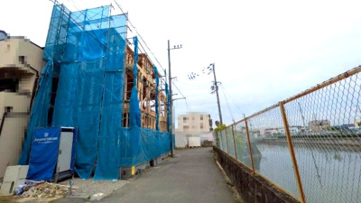 【前面道路含む現地写真】 | ライフフィールド美原区北余部Ⅲ | 池に面しており、開放感があります。物件に関するお問い合わせはお気軽にどうぞ。（4月19日撮影）