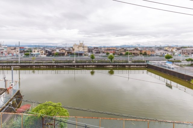 【展望】 | ライフフィールド美原区北余部Ⅲ | 周りには大きな建物もなく、バルコニーからは池を望む開放的な空間を楽しめます。