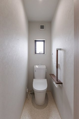 【トイレ】 | ライフフィールド美原区北余部Ⅲ | トイレは2ヶ所あるので、朝の慌ただしい時間も安心です。来客時も気兼ねなく使用できますね。
