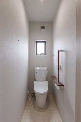 【トイレ】 | ライフフィールド美原区北余部Ⅲ | トイレは2ヶ所あるので、朝の慌ただしい時間も安心です。来客時も気兼ねなく使用できますね。