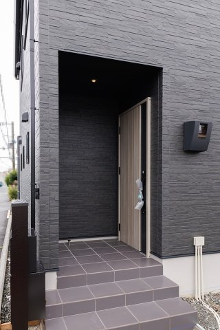 【玄関】 | ライフフィールド美原区北余部Ⅲ | 玄関断熱ドア／リモコンキー採用！屋根付きのポーチで雨天時も鍵の開閉や荷下ろしがラクラクです。※掲載中の写真は広角レンズで撮影のため、実際の見え方とは異なります。