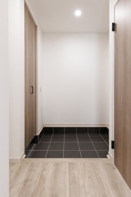 【玄関】 | ライフフィールド美原区北余部Ⅲ | 玄関スペースにSCLを設け、収納力と使い勝手に考慮！生活感を見せないオシャレな玄関の空間を保てます。