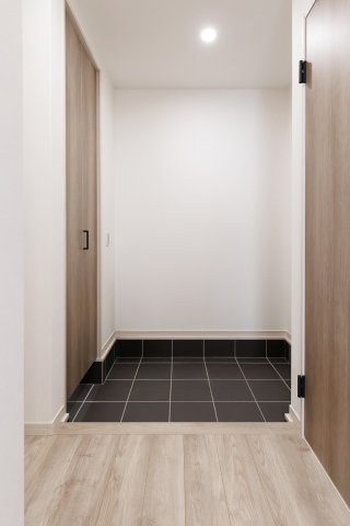 【玄関】 | ライフフィールド美原区北余部Ⅲ | 玄関スペースにSCLを設け、収納力と使い勝手に考慮！生活感を見せないオシャレな玄関の空間を保てます。