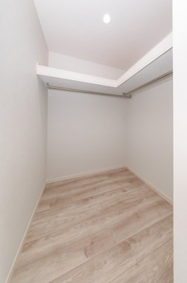 【収納】 | ライフフィールド美原区北余部Ⅲ | ウォークインクローゼットは1階と3階のお部屋の2ヶ所にございます。棚付きなのでファッション小物をキレイに収納できます。

