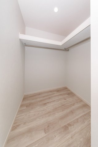 【収納】 | ライフフィールド美原区北余部Ⅲ | ウォークインクローゼットは1階と3階のお部屋の2ヶ所にございます。棚付きなのでファッション小物をキレイに収納できます。

