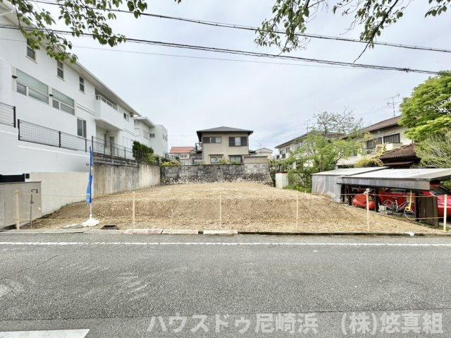 売土地　川西市大和東5丁目の前面道路含む現地写真|■前面道路約7.3ｍ（東側）あり、車の出し入れもスムーズで充分に採光を確保できます♪通風も良好です！