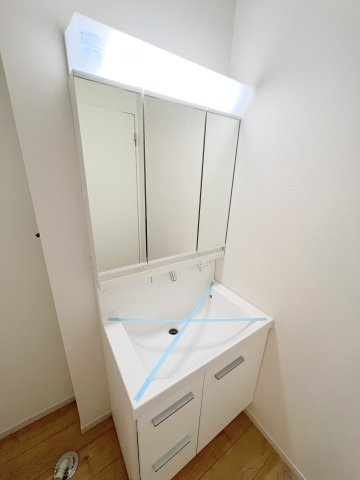 昭島市緑町5丁目　新築戸建全2棟の独立洗面台|身だしなみを整えやすく、収納たっぷりの三面鏡付洗面化粧台☆