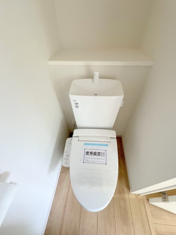 昭島市緑町5丁目　新築戸建全2棟のトイレ|1階温水シャワートイレ。小物やグリーンを飾れる便利なスペースが、上質で落ち着きのある空間を演出します☆