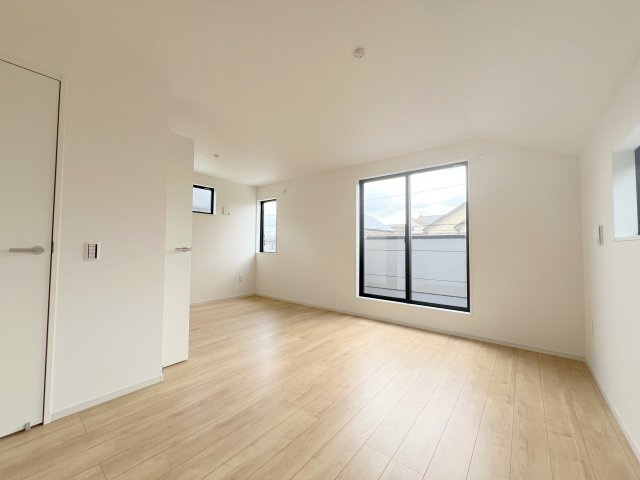 昭島市緑町5丁目　新築戸建全2棟のその他|【洋室3】約9.7帖＋約4.3帖のゆとりある大空間。開放感あふれる広々とした洋室で、多彩なライフスタイルに対応します。