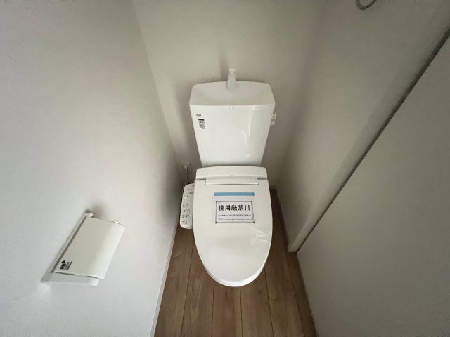 昭島市緑町5丁目　新築戸建全2棟のトイレ|2階温水シャワートイレ
