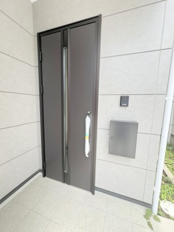 昭島市緑町5丁目　新築戸建全2棟の玄関|シンプルで美しいデザインが、住まいの品格を感じさせる玄関です。