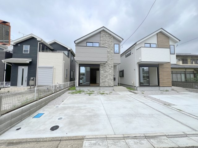 昭島市緑町5丁目　新築戸建全2棟の外観|並列2台駐車可能のゆとりあるカースペース。毎日の駐車はもちろん、来客時にも便利です。