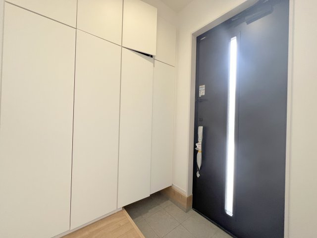 昭島市緑町5丁目　新築戸建全2棟の玄関|収納力のあるトールタイプのシューズボックスを採用。ご家族みんなの靴はもちろん、ブーツや小物までスッキリ収納でき、いつでもきれいな玄関を保てます。