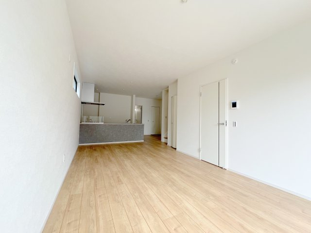 昭島市緑町5丁目　新築戸建全2棟の居間・リビング|ご家族みんながゆったりくつろげる広々リビング。お子様が元気にはしゃぐ姿が目に浮かびます♪