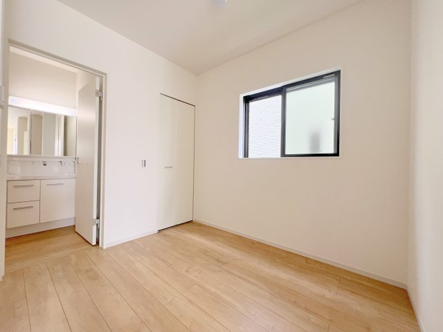 昭島市緑町5丁目　新築戸建全2棟の居間・リビング|リビングにウォークインクローゼットを設置。日用品や季節用品もすっきり収納でき、いつでも片付いた快適なLDKを保てます。