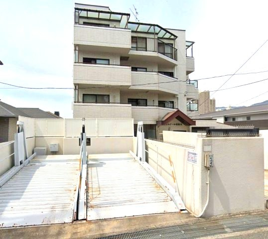 ヴェルドール住吉川の駐車場|角住戸ならではの三面採光！陽のあたる時間が長く、冬でも暖かいです
