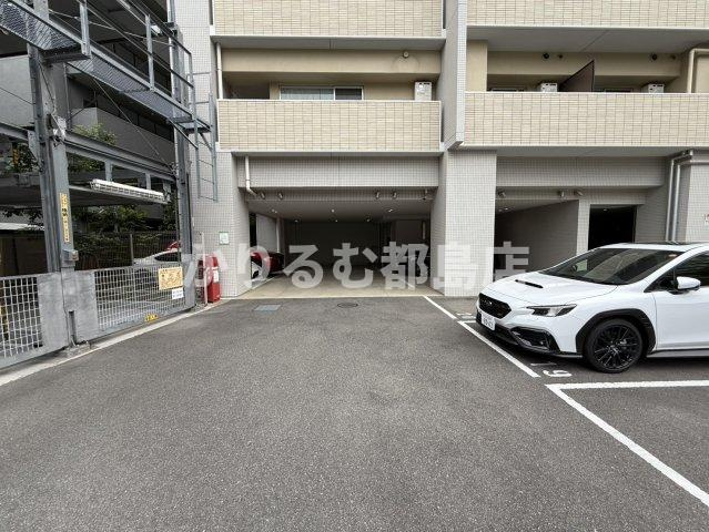 W.O.B.KYOBASHI の駐車場
