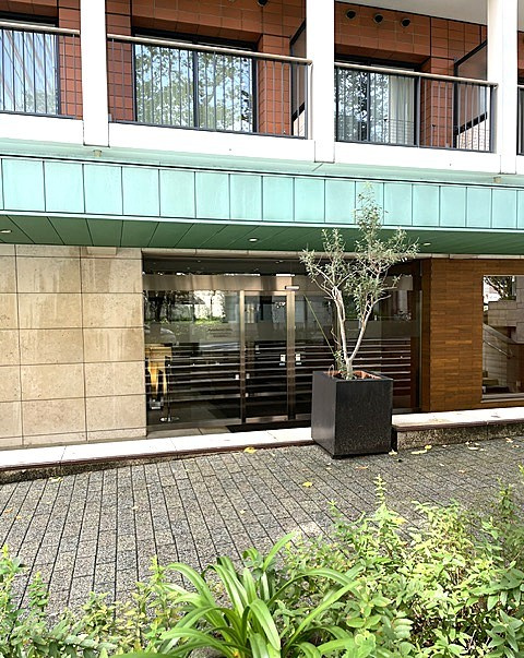 六本木ヒルズレジデンスD棟|さくら坂にある居住者用メインエントランスです。