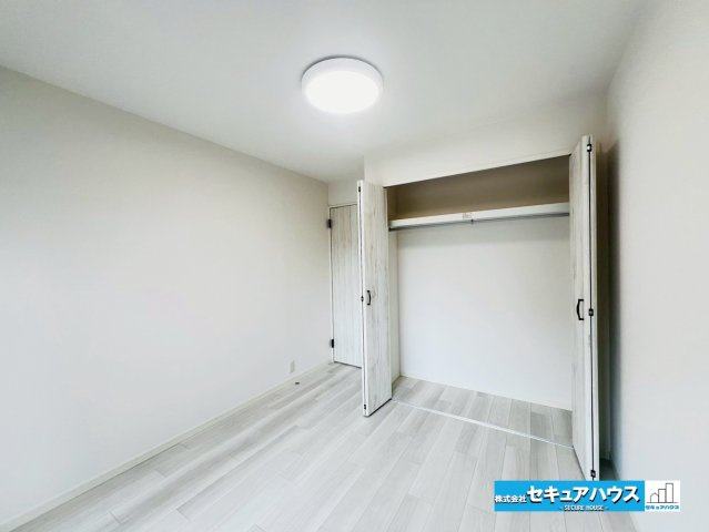 ラ・キャッスル和合の洋室|◆お子様のお部屋や主寝室、来客時の宿泊室、趣味のお部屋としてもご利用いただけます♪
◆全居室収納付きのため各居室ごとにお洋服や荷物を収納できます。　　　　　　　　　　　　　　　　　　　　　　　　　　　