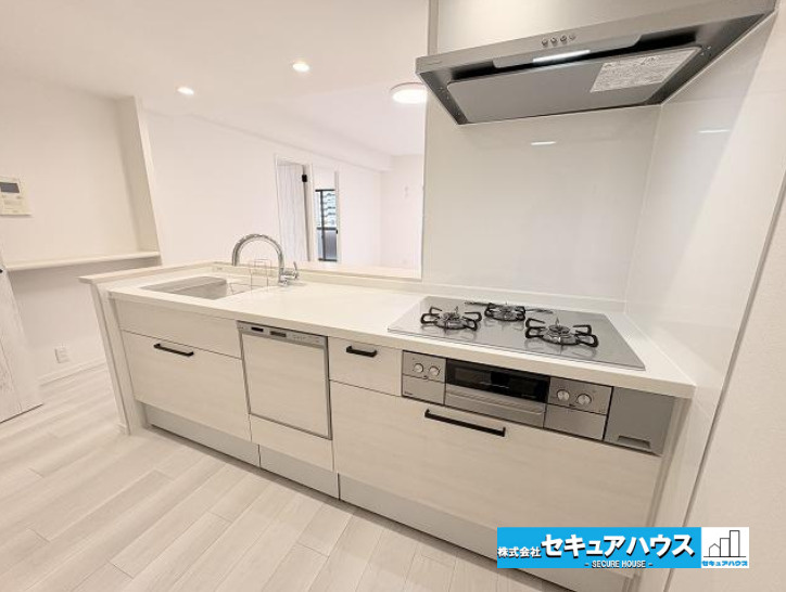 ラ・キャッスル和合のキッチン|【キッチン】
◆対面式キッチンのためリビングの様子を見ながら料理することができます。
◆食洗機付きのシステムキッチンとなっており、収納も豊富です♪
◆3口コンロやスマートレンジフードなど設備も充実！！