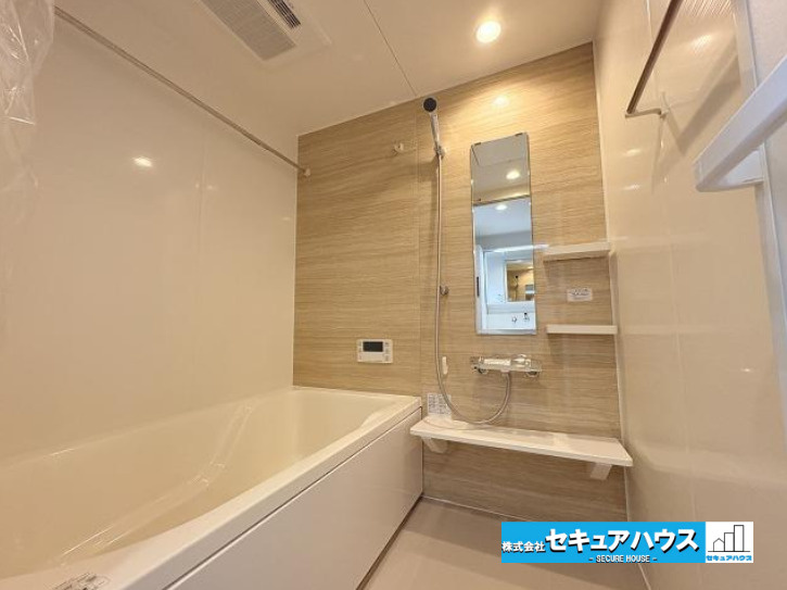 ラ・キャッスル和合の浴室|【浴室】
◆ユニットバス拡張交換を行い、浴室暖房乾燥機付きです。
◆アクセントクロスによりお洒落な空間に仕上がっています。
◆追い炊き機能付きのオートバスで家族が常に温かいお風呂に入ることが可能です、
