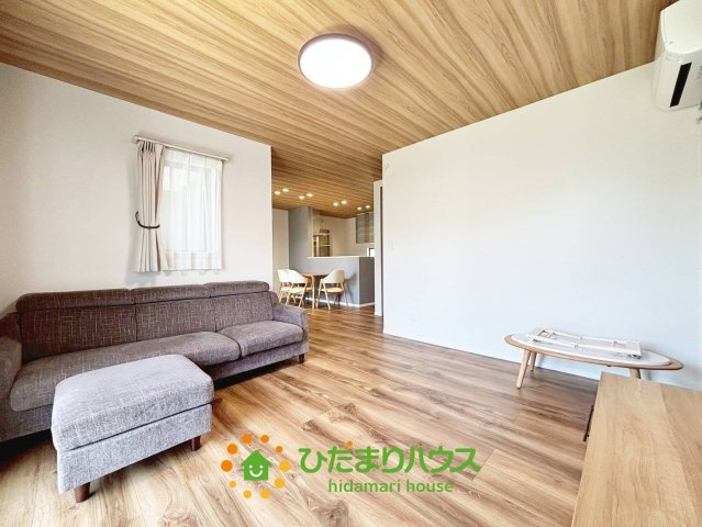 古河市上辺見　中古一戸建ての居間・リビング